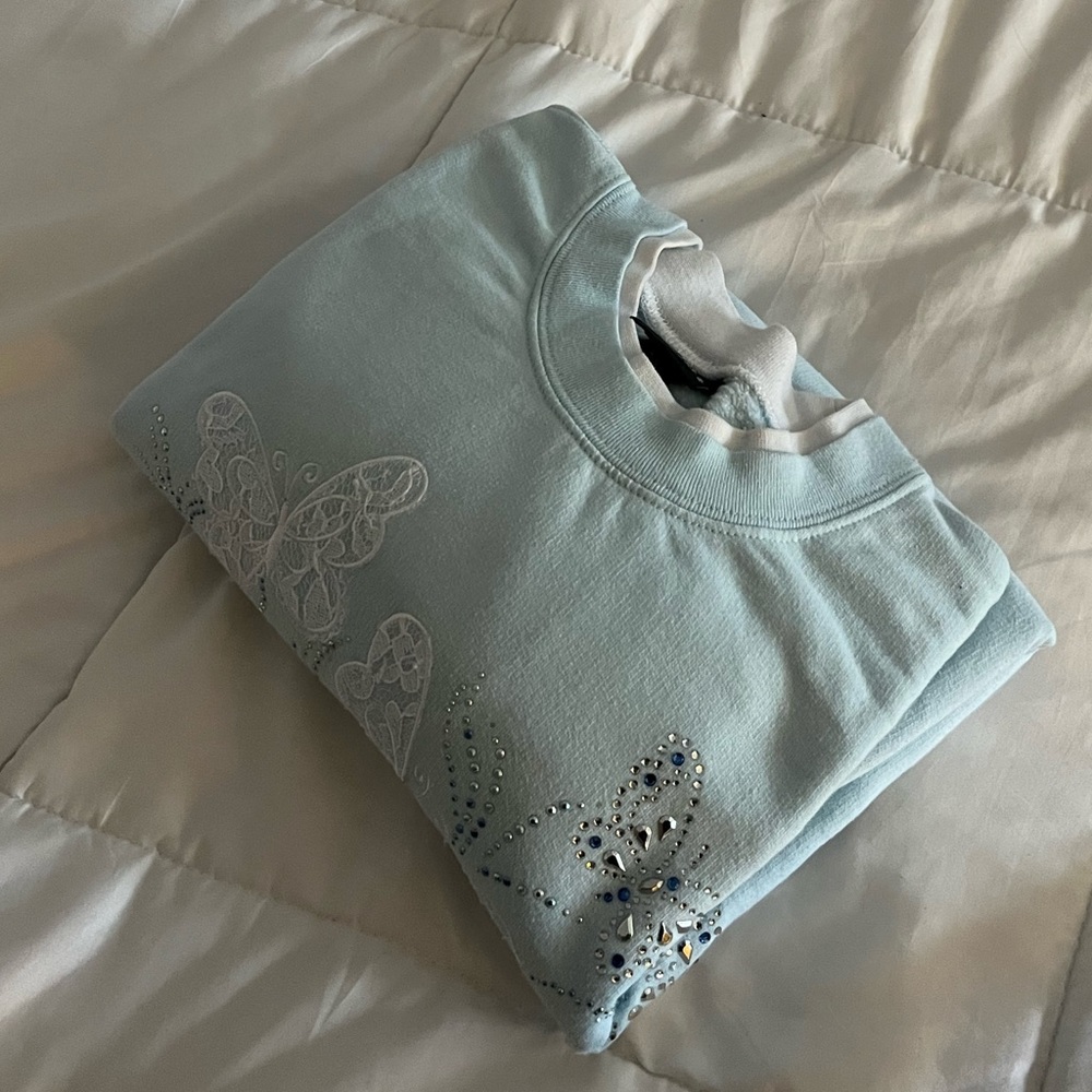 Almost new embroidered sweater ! No flaws